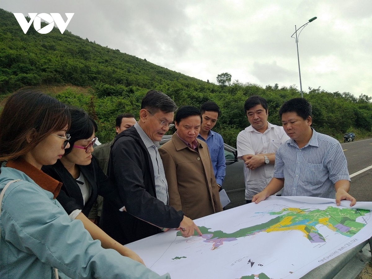 Bí thư Tỉnh ủy Khánh Hòa (thứ 4 từ phải qua), kiểm tra các dự án tại Vân Phong (Ảnh: Thái Bình)