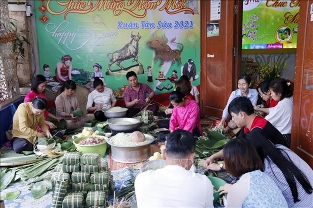 vietnamese expats in laos preserve traditional lunar new year picture 1