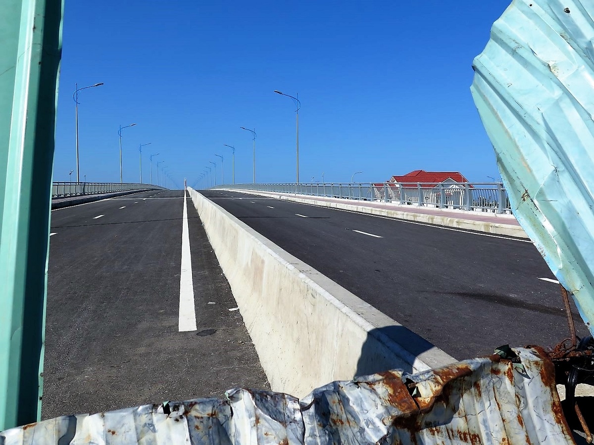Nhiều người dân tự ý xé rào đi trên cầu