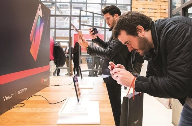 VinGroup's Vsmart phones are distributed in Spain via MediaMarkt electronics retailer. (Photo: enternews.vn)