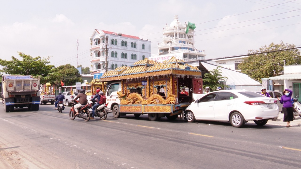 Xe ô tô tông vào đuôi xe tang.