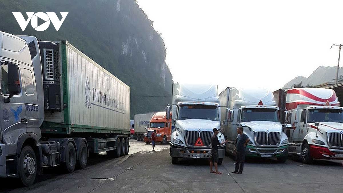 Các xe hàng chờ làm thủ tục xuất khẩu sang Trung Quốc qua cửa khẩu ở Lạng Sơn.