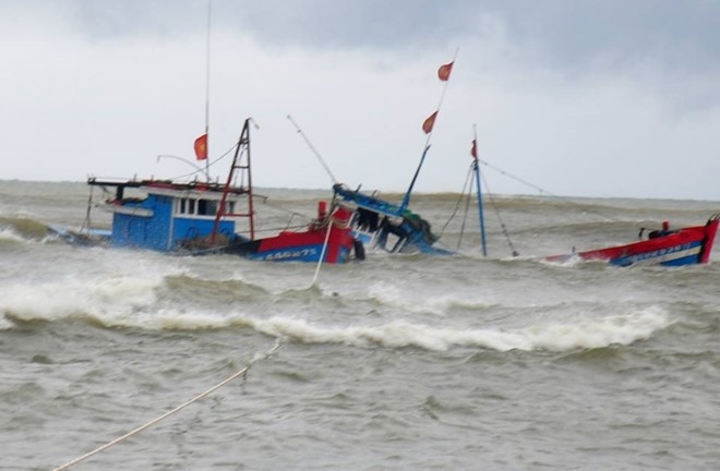 tau ca cung 9 ngu dan bi tau hang dam chim tren bien, 2 nguoi mat tich hinh anh 1