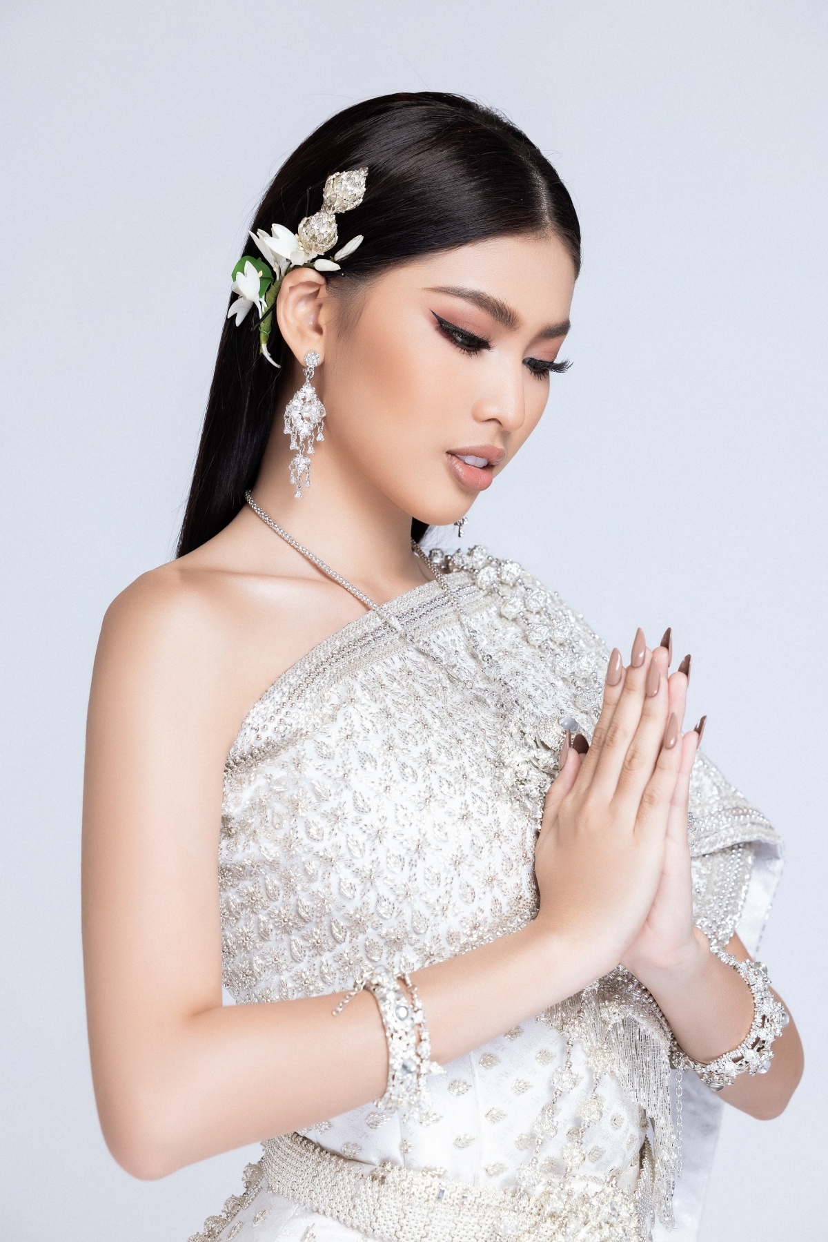 ngoc thao wows in thai costume picture 10