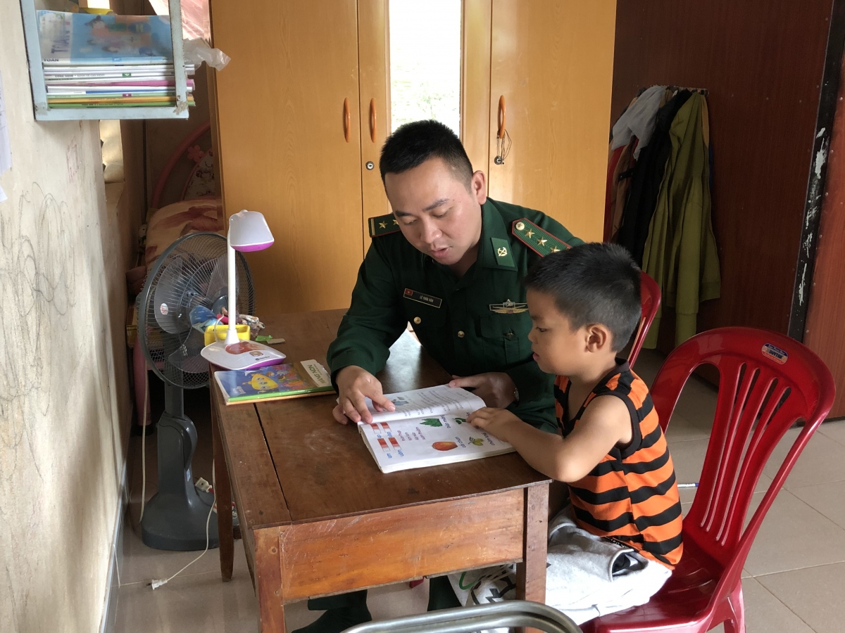 Chàng thủ khoa hai lần hoãn cưới để lên biên giới chống dịch