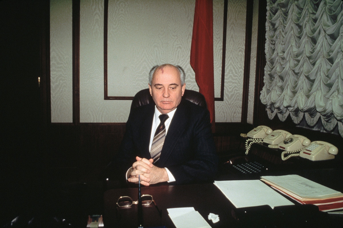 Nhà lãnh đạo Mikhail Gorbachev ngồi ở bàn làm việc vào thời điểm một thời gian ngắn trước khi Liên Xô tan rã./.