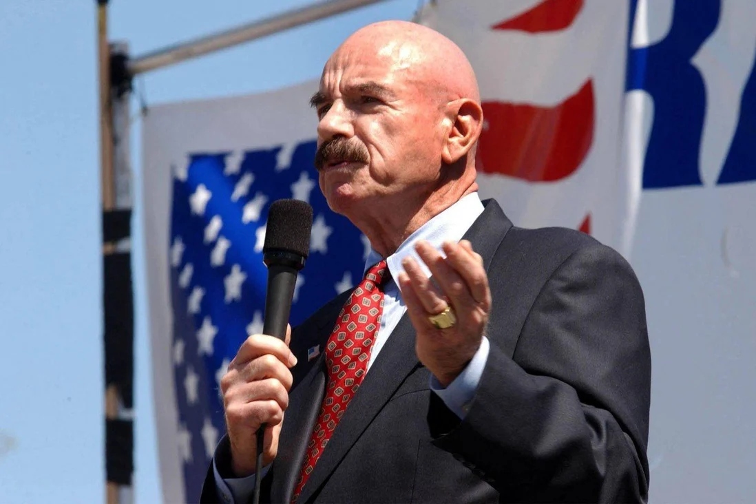 G. Gordon Liddy phát biểu trong cuộc vận động ủng hộ quân đội Mỹ ở Iraq ngày 12/4/2003. Ảnh: AFP