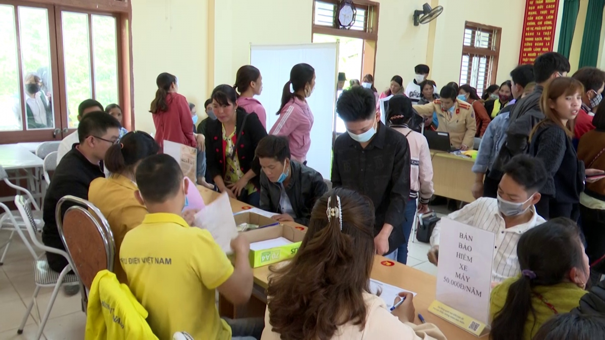 Và quan trọng nhất, để thực hiện thành công chiến dịch cấp căn cước công dân, người dân các dân tộc trên địa bàn tỉnh Sơn La đã cùng đồng hành với lực lượng công an, nô nức đi làm căn cước công dân, kể cả buổi trưa và đêm khuya