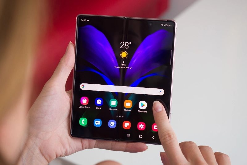 iPhone gập lại của Apple sẽ mang phong cách giống với Galaxy Z Fold?