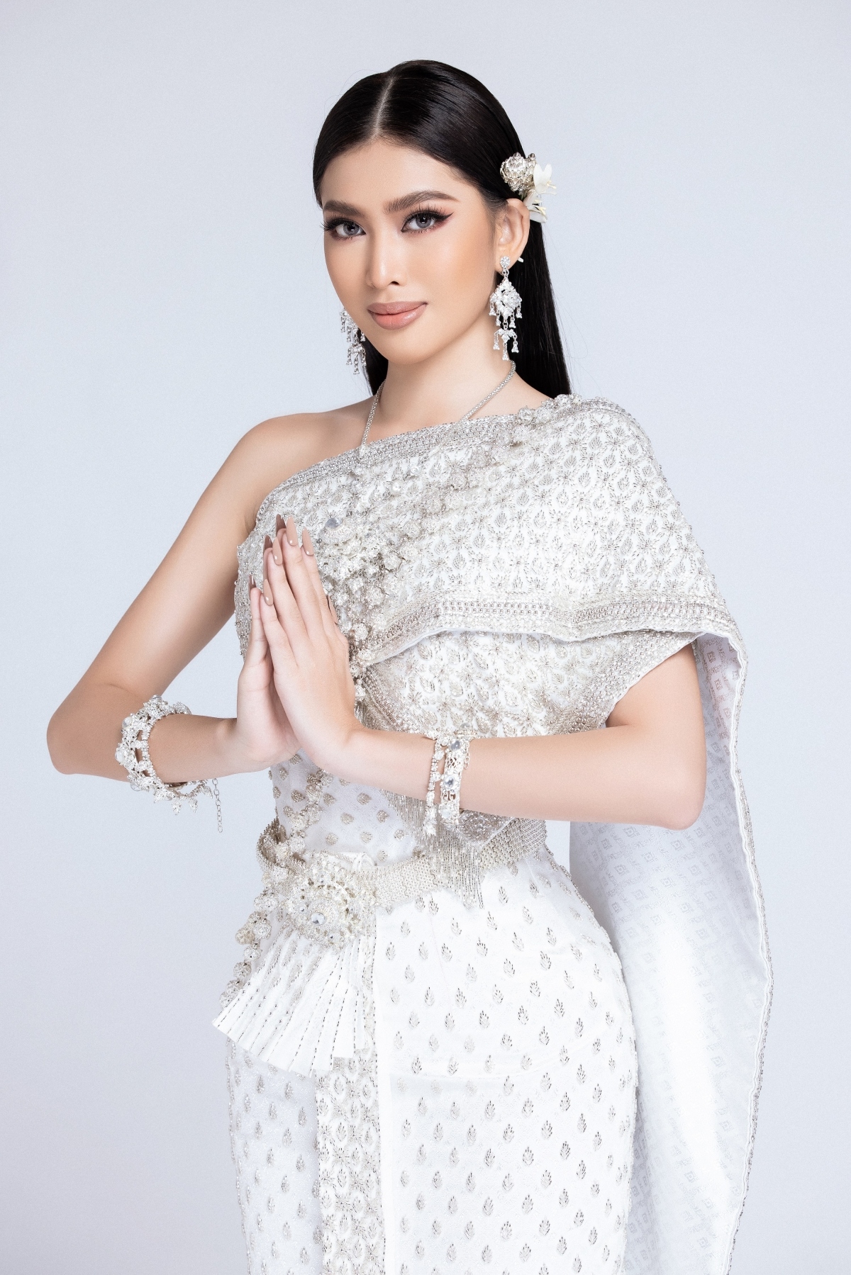 ngoc thao wows in thai costume picture 1