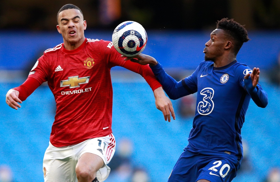 Bóng chạm tay Callum Hudson-Odoi trong vòng cấm Chelsea khi tranh chấp với Mason Greenwood.