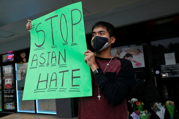 Một thanh niên tham gia kêu gọi chấm dứt thù hằn đối với người gốc Á ở tiệm Gold Spa, bang Georgia, ngày 17/3. Ảnh: Reuters.
