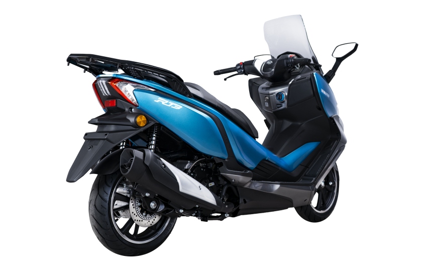 Trong khi đó chiếc Yamaha XMax sản sinh công suất 22,5 mã lực tại vòng quay 7.000 vòng/phút và mô men xoắn 5.500 vòng/phút.