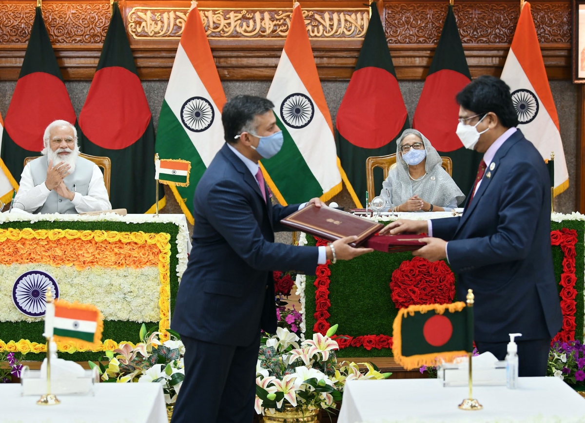 Thủ tướng Ấn Độ và Bangladesh chứng kiến lễ ký 5 thỏa thuận song phương ngày 27/3. Ảnh: ANI.