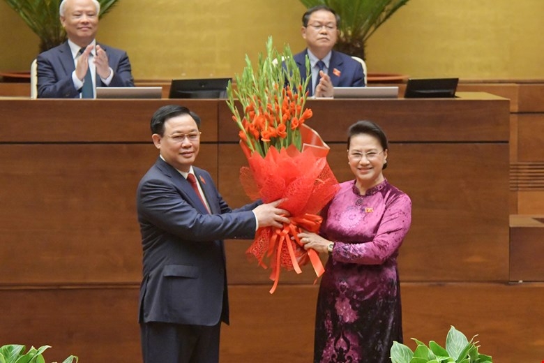 Nguyên Chủ tịch Quốc hội Nguyễn Thị Kim Ngân tặng hoa chúc mừng Chủ tịch Quốc hội Vương Đình Huệ.