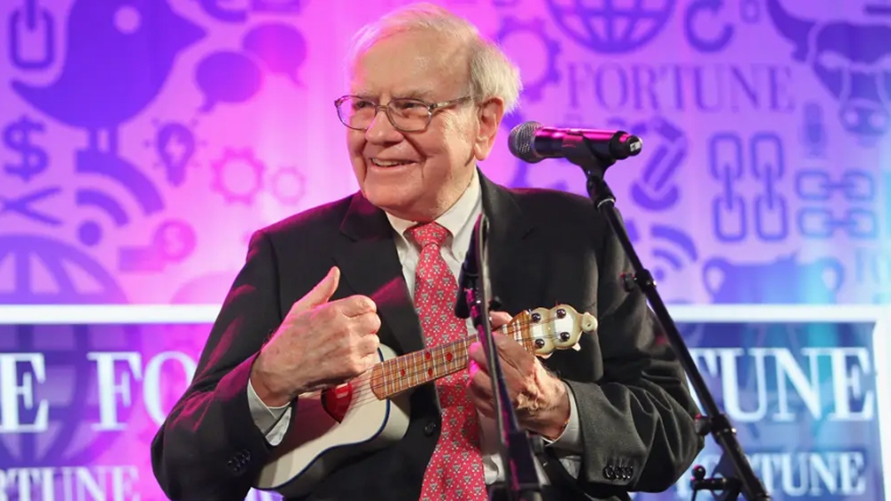 Điều hành tập đoàn hàng đầu thế giới, nhưng ông Warren Buffett chỉ nhận mức lương 100.000 USD trong suốt 40 năm qua. Thế nhưng, số tiền mà Berkshire Hathaway chi ra để bảo vệ an ninh cho ông chủ thì gấp 3 lần tiền lương của ông.