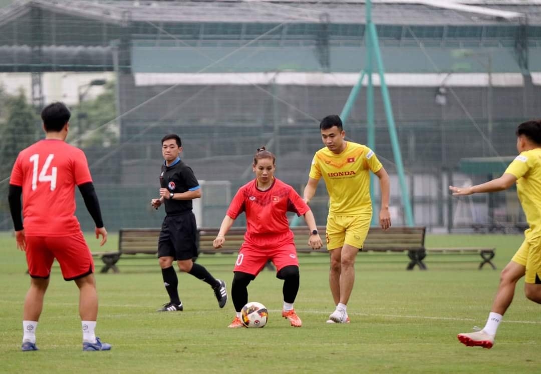 hlv park hang seo trinh dien ky nang da bong chao mung ngay the thao viet nam hinh anh 2