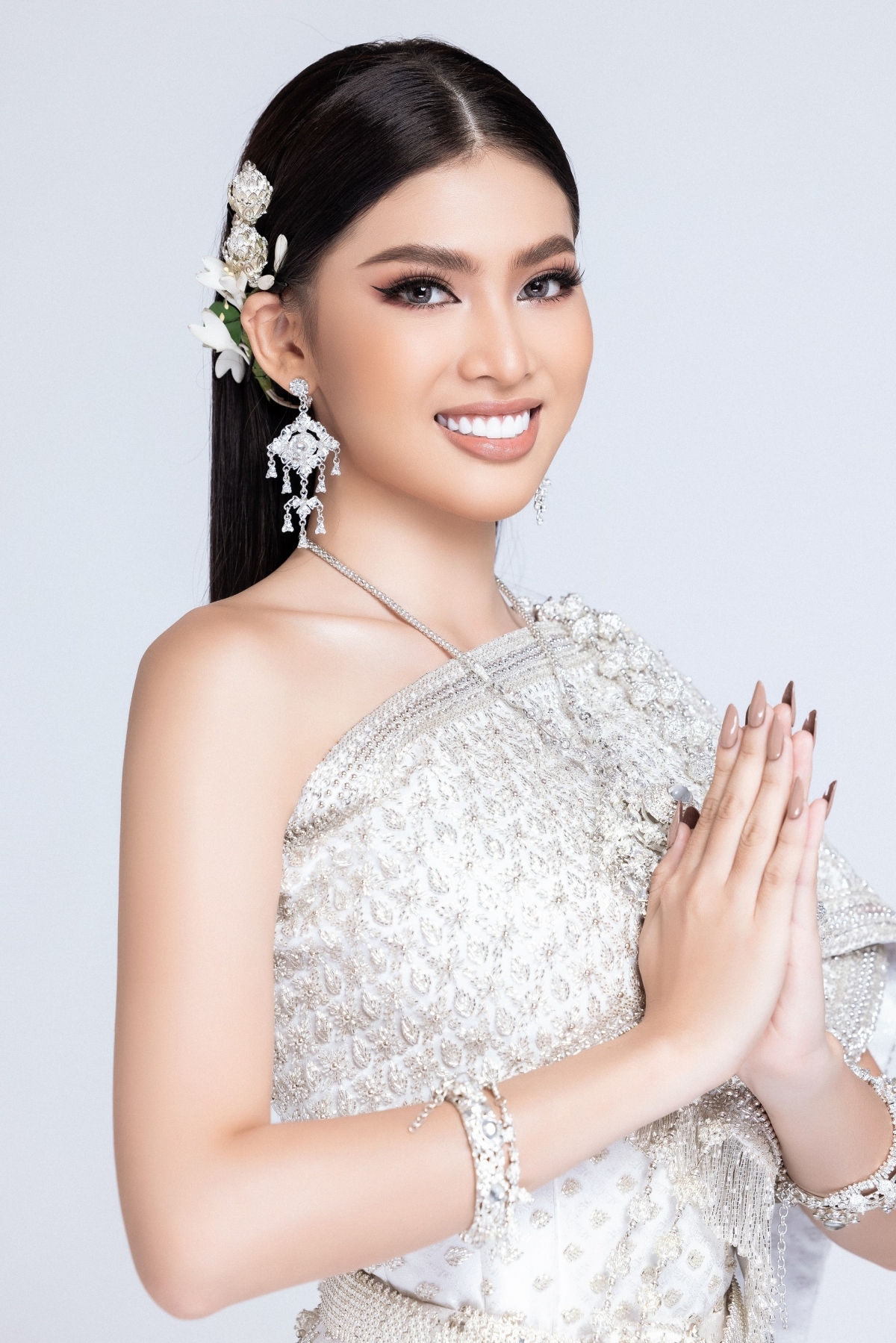 ngoc thao wows in thai costume picture 3