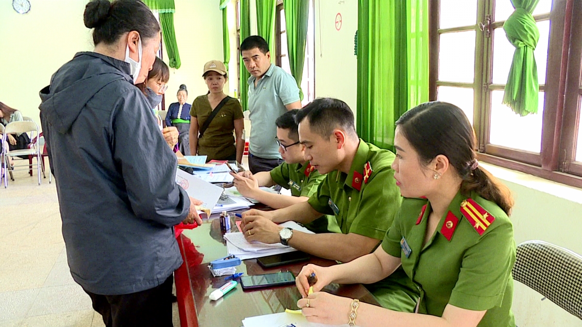công an sơn la căng mình thực hiện thủ tục cấp căn cước công dân hình ảnh 3 cong an son la cang minh thuc hien thu tuc cap can cuoc cong dan hinh anh 3