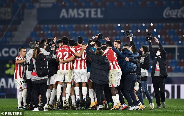 Các cầu thủ Bilbao ăn mừng khi giành quyền vào chơi chung kết Cúp Nhà vua Tây Ban Nha 2020/2021. (Ảnh: Reuters). 