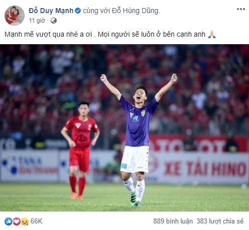 Duy Mạnh động viên đàn anh.
