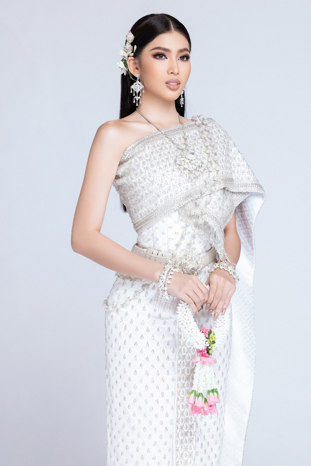 ngoc thao wows in thai costume picture 6