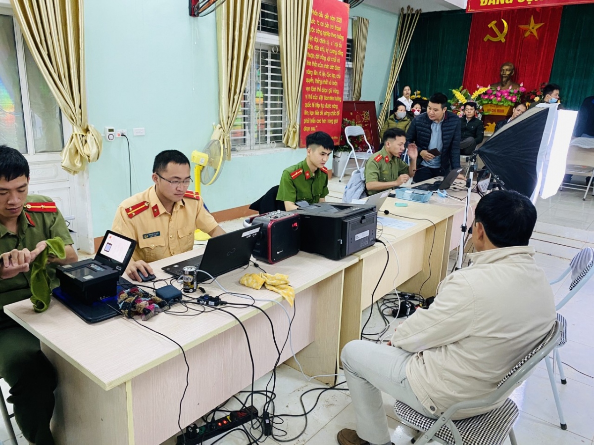 công an sơn la căng mình thực hiện thủ tục cấp căn cước công dân hình ảnh 7 cong an son la cang minh thuc hien thu tuc cap can cuoc cong dan hinh anh 7