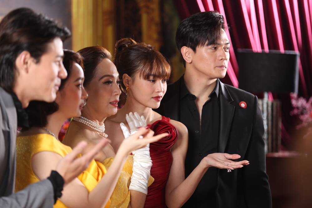 Chuyện showbiz: Ninh Dương Lan Ngọc đeo nhẫn kim cương ở ngón áp út, nghi vấn được cầu hôn