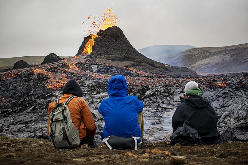 hang ngan du khach may man chung kien nui lua phun trao tuyet dep o iceland hinh anh 3