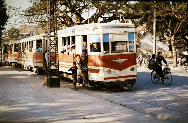 Model tram brings back feelings of a bygone era in Hanoi