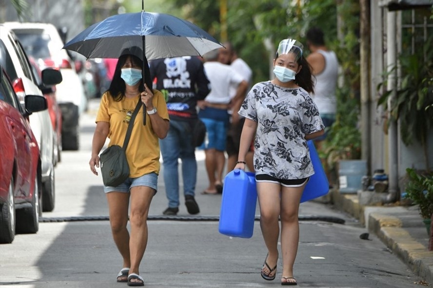 Philippines khuyên người dân đeo khẩu trang cả ở nhà để chống dịch