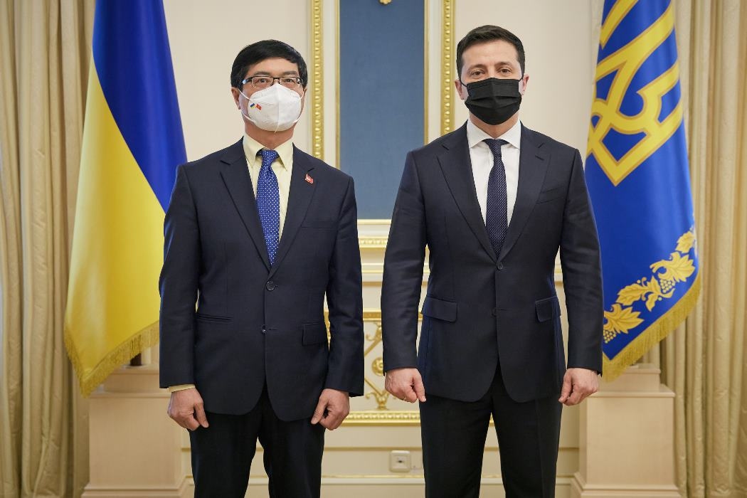 Đại sứ Việt Nam tại Ukraine Nguyễn Hồng Thạch và Tổng thống Ukraine Volodymyr Zelensky.