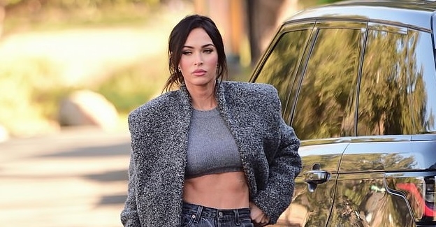 Megan Fox diện croptop khoe eo thon ra phố