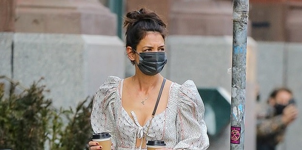 Katie Holmes diện đầm boho gợi cảm đi chơi