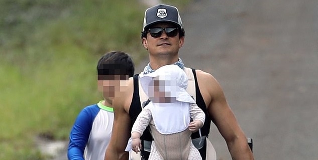 Orlando Bloom đưa các con đi dạo ở Hawaii