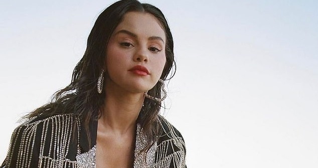 Selena Gomez nóng bỏng trong buổi chụp hình ngoài trời