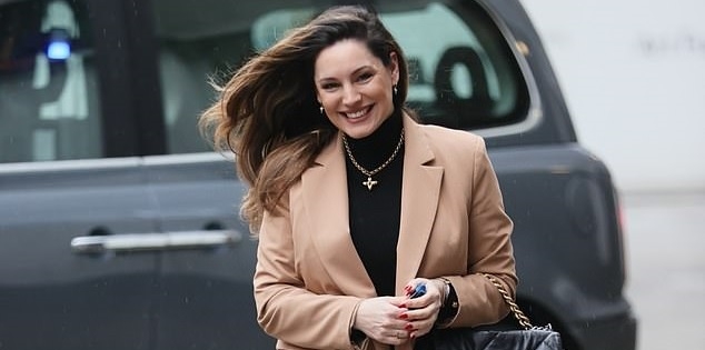 Người mẫu Kelly Brook trang điểm xinh đẹp ra phố