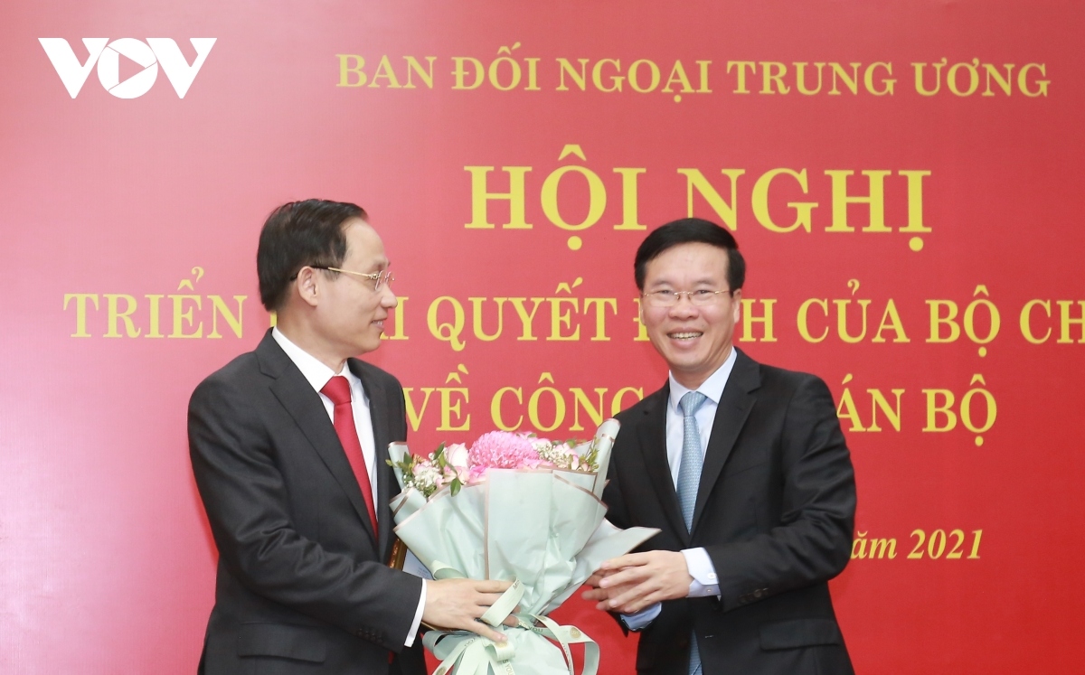 Politburo member and standing member of the Party Central Committee's Secretariat Vo Van Thuong congratulates Le Hoai Trung on his appointment as head of the Party Central Committee’s Commission for External Relations