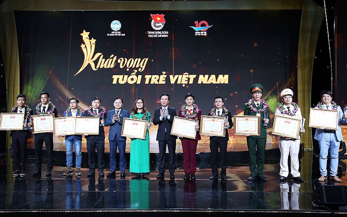 ten outstanding young vietnamese faces honoured picture 1