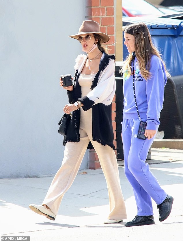 alessandra ambrosio dien jumpsuit goi cam di choi cung ban hinh anh 2