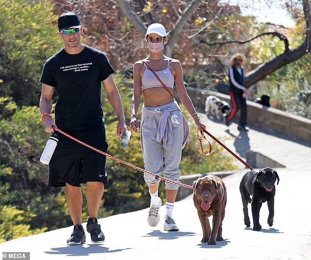 alessandra ambrosio gian di ra pho sau tin don chia tay ban trai ceo hinh anh 4