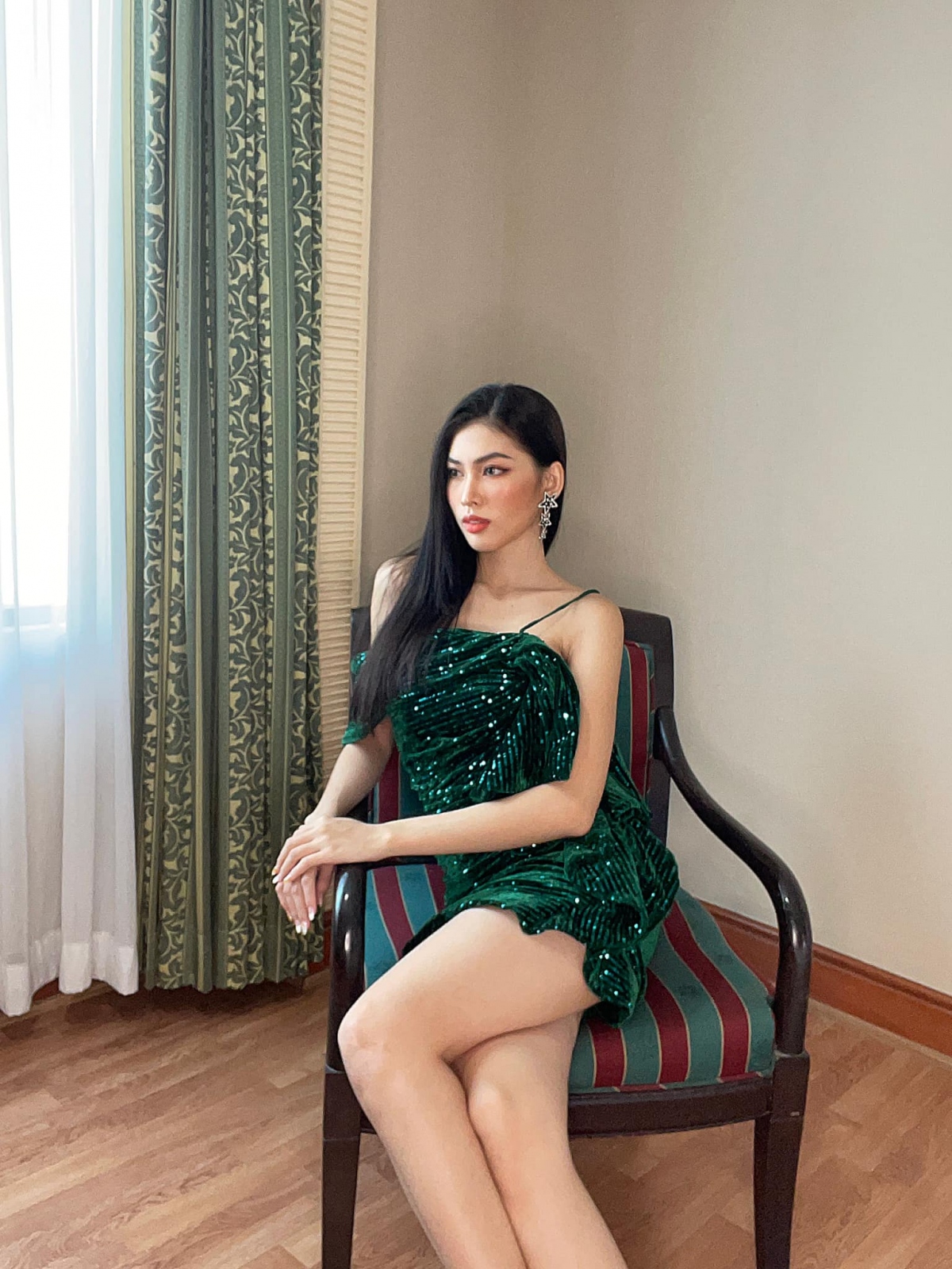 Không hổ danh là Á hậu sắc sảo của Hoa hậu Việt Nam 2020, Ngọc Thảo liên tục sáng tạo ra những bộ ảnh “sang chảnh” trong phòng cách ly khiến cộng đồng mạng vô cùng thích thú và từ đó cô cũng nhận được nhiều lượng tương tác và sự quan tâm của khán giả.
