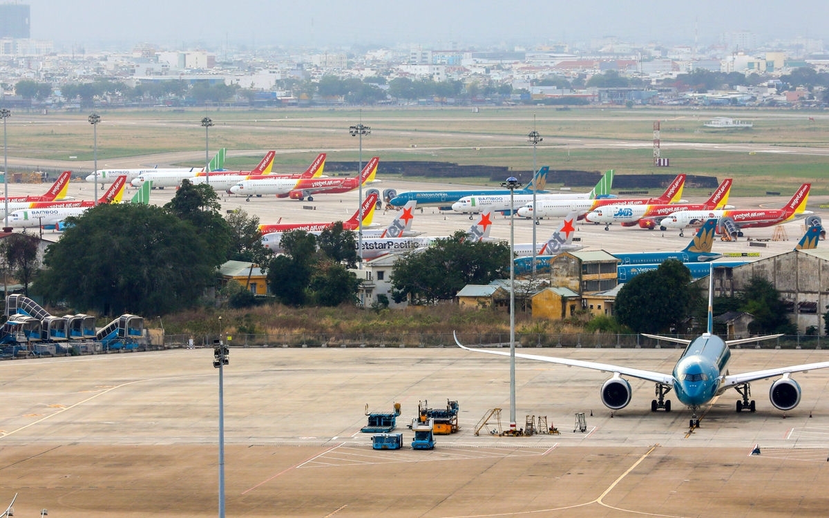 Why does Vietnam not develop airports en masse?