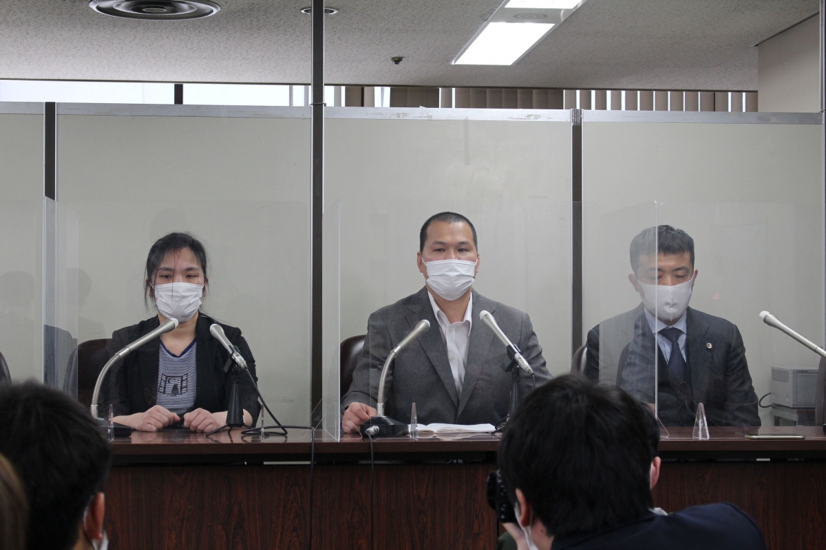 Mẹ và bố của em Lê Thị Nhật Linh (lần lượt từ trái qua) đã không đồng ý với phán quyết mức án tù chung thân đối với bị cáo Shibuya Yasumasa.