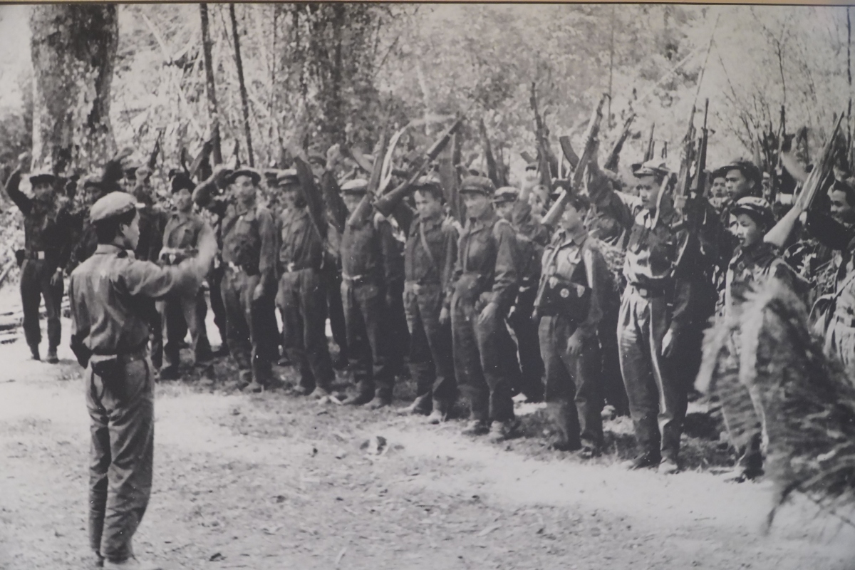 Nêu cao tinh thần đoàn kết với cách mạng Việt Nam, tháng 1/1971, Ban Chấp hành Trung ương Đảng Nhân dân Lào họp, nhấn mạnh: “Nhiệm vụ trung tâm số một của toàn Đảng, toàn quân và toàn dân Lào trong lúc này là đánh thắng đế quốc Mỹ và tay sai, giành thắng lợi to lớn cách mạng Lào và hoàn thành nghĩa vụ quốc tế vẻ vang của mình”. Trong ảnh: Trung đoàn 165, Sư đoàn 312 trên đường hành quân vào chiến dịch Tanina, Xiêng Khoảng, Lào, ngày 28/11/1971.