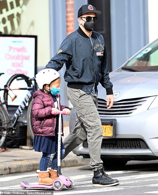 bradley cooper tre trung dua con gai cung di choi hinh anh 2
