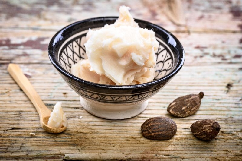 Bơ hạt mỡ (Shea butter): Bơ hạt mỡ có trong thành phần của nhiều loại mỹ phẩm chăm sóc da nhờ hàm lượng chất béo thực vật cao, khả năng cải thiện tuần hoàn máu và đẩy nhanh tái tạo tế bào, tính cấp ẩm và khả năng tiêu diệt vi khuẩn và nấm. Sau khi rửa và lau sạch vùng mông và bẹn của trẻ, hãy chà bơ giữa lòng bàn tay cho đến khi bơ tan chảy, thoa lên vùng da hăm tã của trẻ.