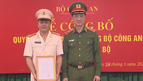 Thứ trưởng Nguyễn Duy Ngọc trao quyết định và chúc mừng Thượng tá Vũ Văn Tấn.