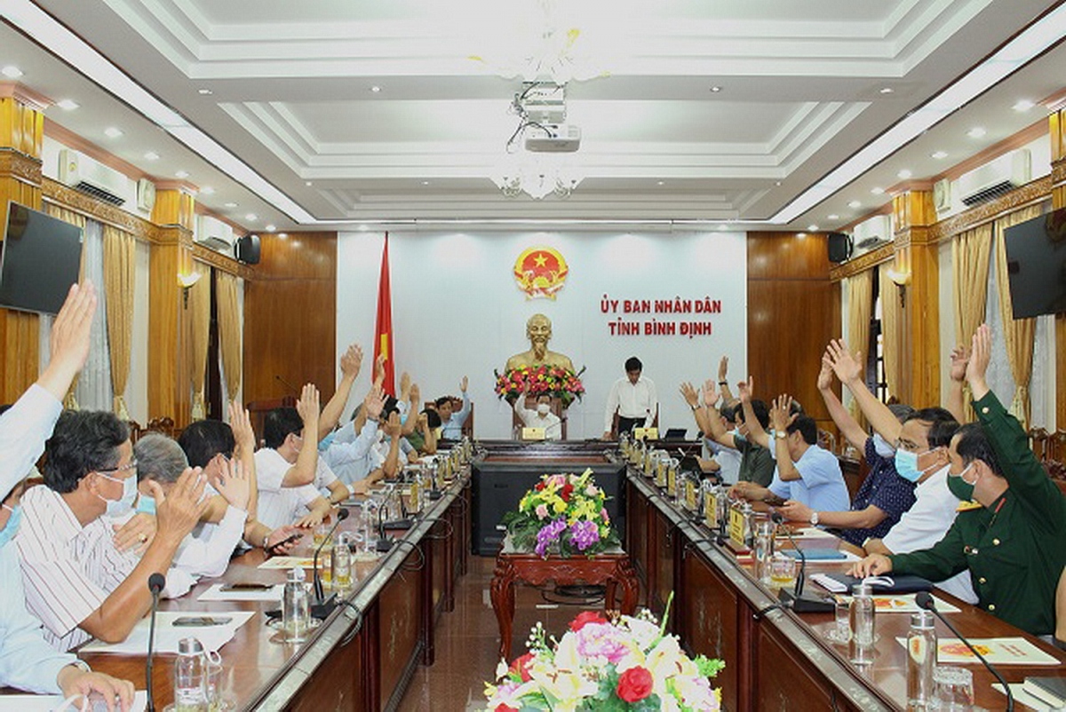 Biểu quyết tín nhiệm đối với các đại biểu được giới thiệu ứng cử đại biểu HĐND tỉnh Bình Định.