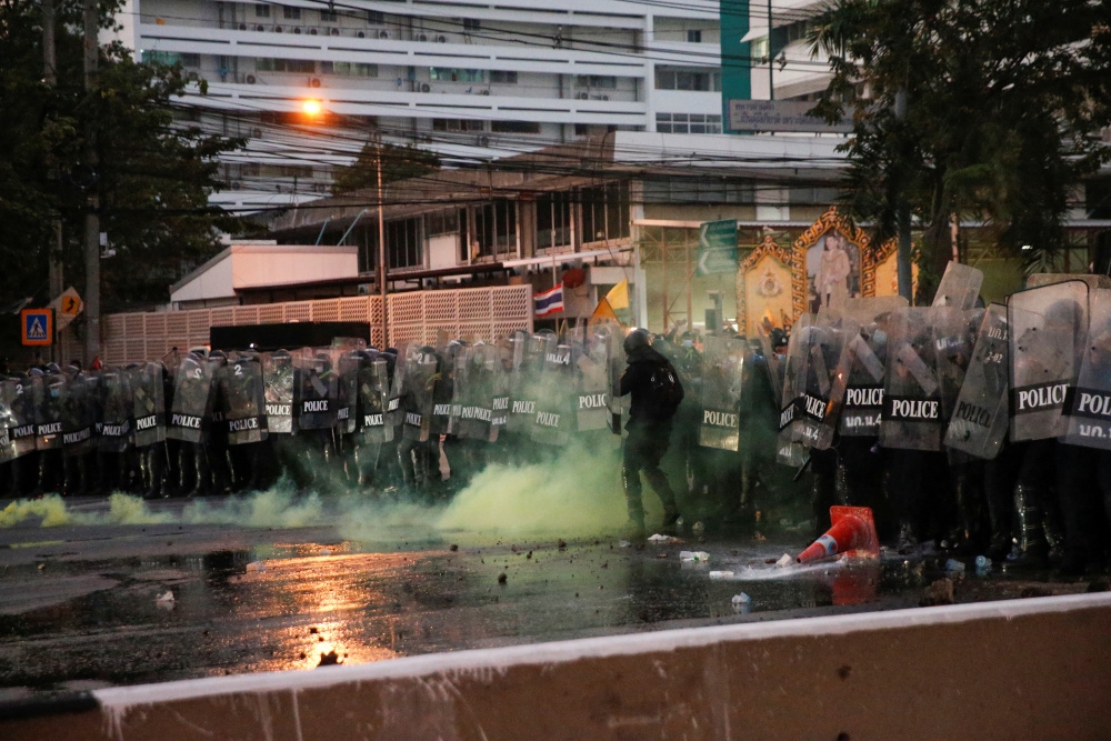 Đụng độ giữa cảnh sát và những người biểu tình chống chính phủ đã diễn ra tối 28/2 tại Bangkok đã khiến nhiều người bị thương. Ảnh: Reuters